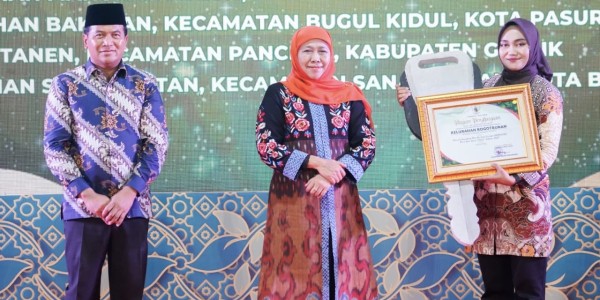 Gubernur Khofifah Serahkan Penghargaan LH 2025, Dorong Pembangunan Jatim yang Lestari
