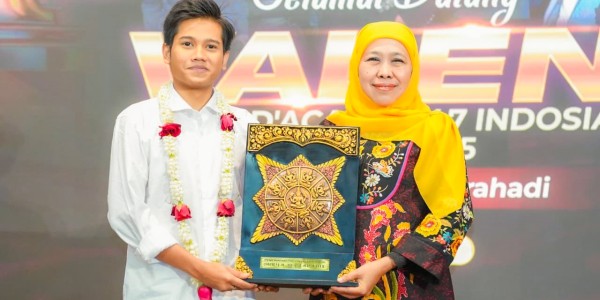 Gubernur Khofifah dan Wagub Emil bersama Warga Jatim Sambut Valen Sang Juara D’Academy7
