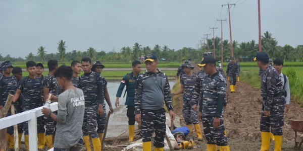 Mudahkan Aktivitas Ekonomi Masyarakat, Dankodaeral & Prajurit Bangun Jembatan yang Terputus di Kampung Semaryam II