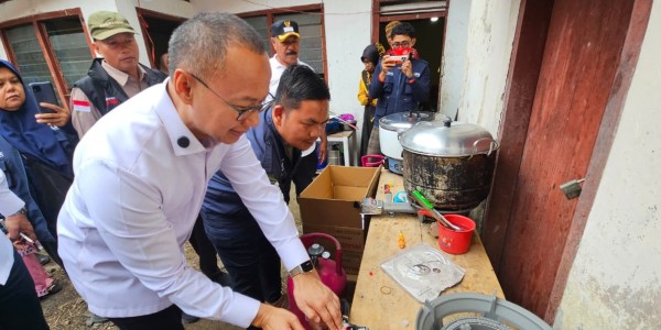Kompor hingga Sembako, Eddy Soeparno Perkuat Dapur Umum Warga Agam