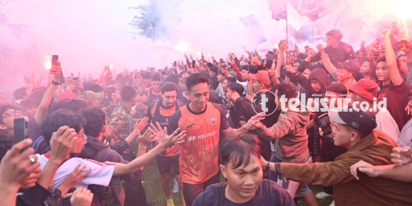 Beri Dukungan Jelang Hadapi Persib, The Jakmania Serbu Latihan Persija di Sawangan