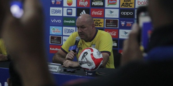 Bojan Hodak Minta Pemain Persib Lebih Tenang dan Tak Emosional Saat Lawan Persija