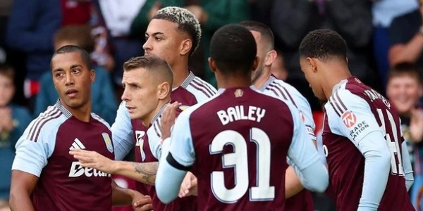 Villa Singkirkan Spurs, Langkah Mulus ke Putaran Keempat FA Cup