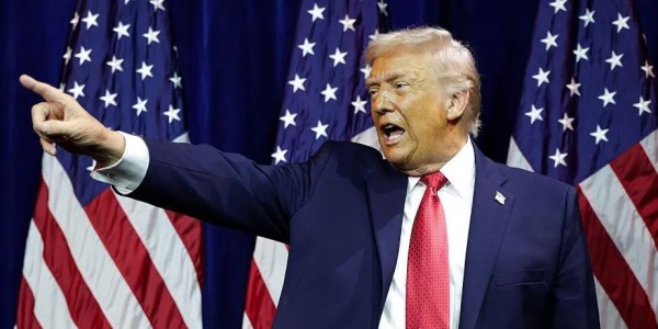 Trump Dikabarkan Pertimbangkan Serangan ke Iran di Tengah Protes