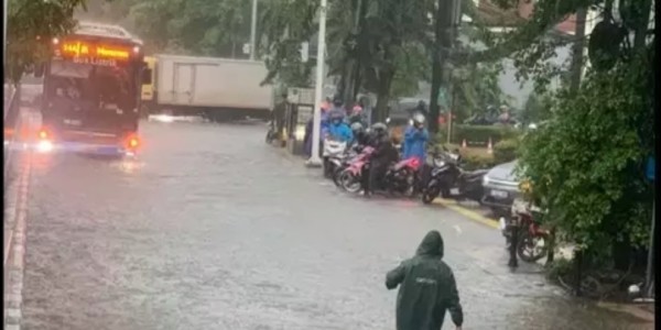 Imbas Hujan Deras, Sejumlah Rute Bus Transjakarta Terlambat