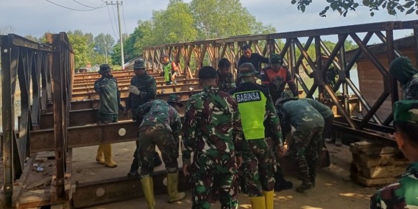 Percepatan Pemulihan Akses Warga di Aceh, TNI dan Masyarakat Gotong Royong Bangun Jembatan