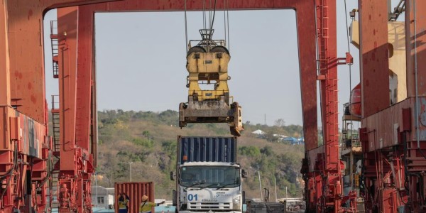 Arus Truk Peti Kemas di TPK Kupang Kembali Lancar