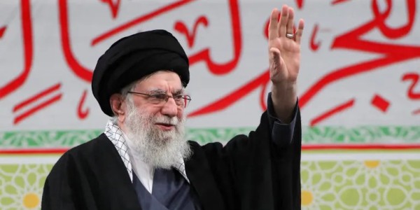 Khamenei Peringatkan Trump soal “Perang Regional” di Tengah Penguatan Militer AS di Timur Tengah
