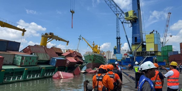 Petikemas Jatuh ke Laut, Pelindo Regional 3 Respons Cepat Insiden Kapal Pacific 88
