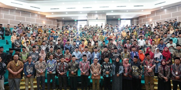 Seminar di Surabaya, Sekjen Kemenag Dorong Penguatan Tata Kelola dan Kesejahteraan Guru Madrasah 