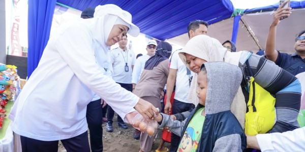 Gubernur Khofifah Gelar Pasar Murah di Tambak Wedi Surabaya, Jaga Inflasi Jelang Ramadan