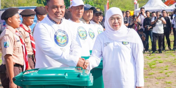 Gubernur Khofifah Ajak Seluruh Daerah di Jatim Masif Kelola Sampah Lewat Aksi Kurve Pantai