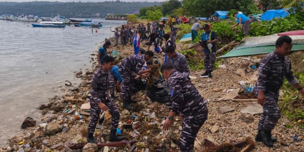 KRI Hiu-634 Gelar Aksi Bersih Pantai di Bau-Bau, Wujud Implementasi Arahan Presiden RI
