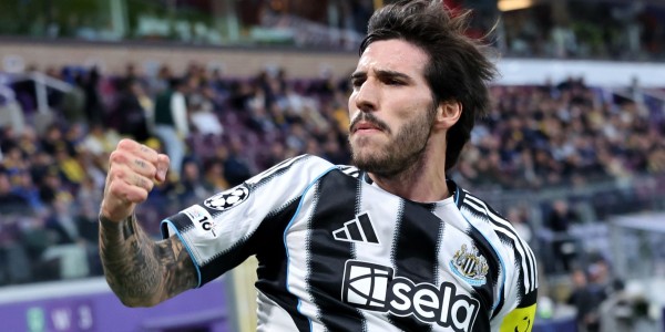 Bangkit di Babak Kedua, Newcastle Hentikan Perlawanan 10 Pemain Villa