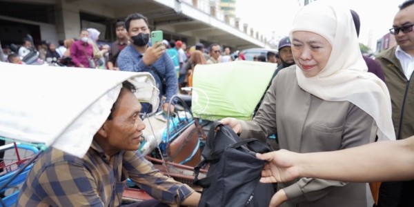 Gubernur Khofifah Bagikan Sembako pada Masyarakat Kurang Mampu hingga Ojol di Surabaya