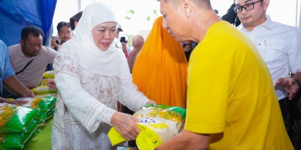 Gelar Pasar Murah di Masjid Al-Akbar, Gubernur Khofifah Tegaskan Komitmen Stabilkan Harga Bahan Pokok Jelang Ramadan