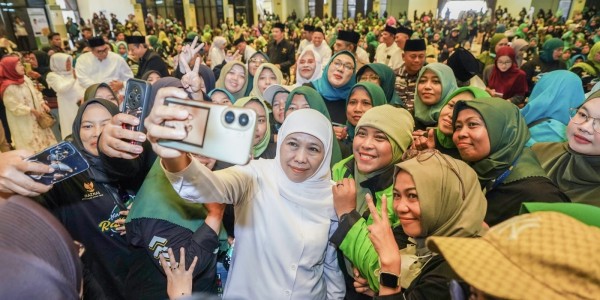 Gubernur Khofifah Berbagi Kebahagiaan Bersama 850 Ojol dan 455 Jemaah Islamic Center Surabaya