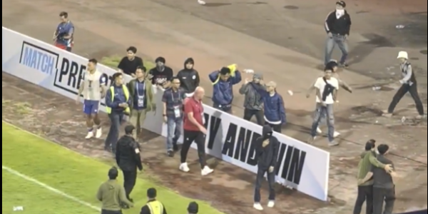 Kecewa Tersingkir dari ACL2, Kericuhan Suporter Persib Bandung Sampai Turun ke Lapangan GBLA