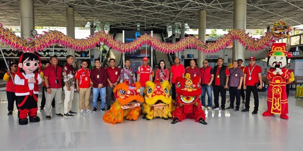 Barongsai & Naga Liong Meriahkan Perayaan Imlek di Bandara Juanda