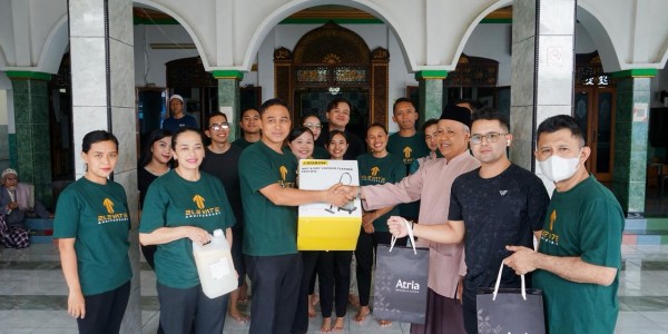 Sambut Ramadan, Atria Hotel Malang Bersihkan Masjid dan Serahkan Dukungan Fasilitas Ibadah