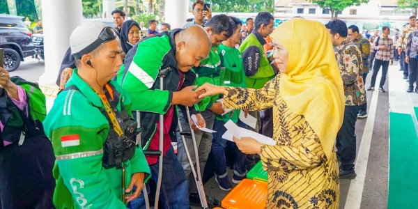 Genap 1 Tahun Dilantik, Gubernur Khofifah dan Wagub Emil Santuni Anak Yatim dan Ojol di Grahadi