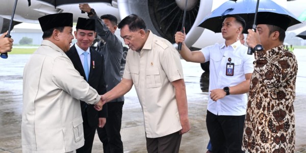 Menhan Sambut Kedatangan Presiden RI Di Pangkalan TNI AU Halim PK