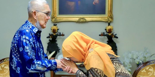 Try Sutrisno Wafat, Gubernur Khofifah Sampaikan Duka Cita Mendalam