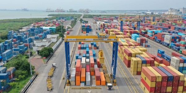 Perkuat Arus Logistik Jatim, PT Terminal Petikemas Surabaya Datangkan Belasan Alat Baru