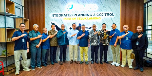Direksi Pelindo Tinjau Kegiatan Operasional di Terminal Teluk Lamong