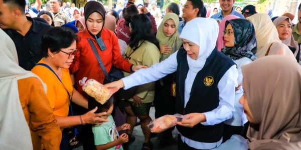 Gubernur Khofifah Gelar Pasar Murah di Pare Kediri, Jaga Daya Beli dan Kendalikan Inflasi Jelang Lebaran