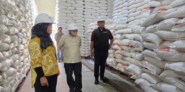 Pantau Stok Lebaran, Sonny T. Danaparamita Apresiasi Surplus Beras di Bulog Banyuwangi