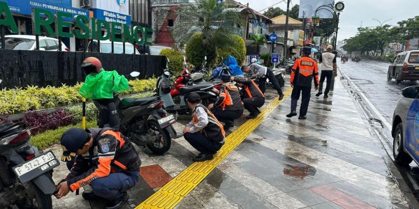 Tim Maung Asri Depok Turun Langsung Tertibkan Parkir di Trotoar Margonda