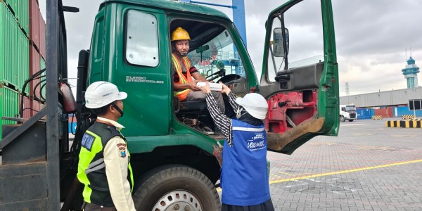 TPS Bagikan 300 Paket Takjil Setiap Hari untuk Pengemudi Truk Selama Ramadan