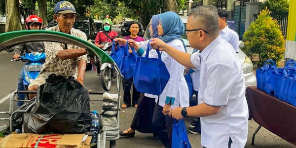 Tebar Kebaikan di Bulan Ramadan, BPJS Ketenagakerjaan Malang Bagikan Takjil Gratis