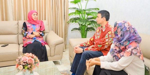 Gubernur Khofifah Fasilitasi Kepulangan Dua Mahasiswa Asal Jatim Usai Dievakuasi dari Iran