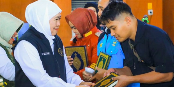 Gubernur Khofifah Bagikan Mushaf Madinah Hadiah Raja Salman untuk Masyarakat Jatim