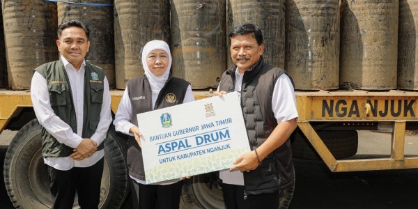 Gubernur Khofifah Salurkan 9.300 Drum Aspal untuk Perbaikan Jalan Kabupaten dan Desa