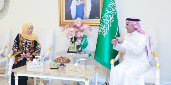 Buka Puasa Bareng Dubes Arab Saudi, Khofifah Suarakan Perdamaian Timur Tengah dan Keselamatan Jemaah Haji