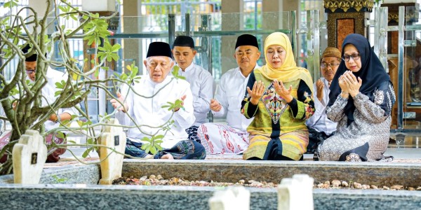 Jelang Idul Fitri 1447 H, Gubernur Khofifah Silaturahmi ke Ponpes Tebuireng & Tambakberas Jombang