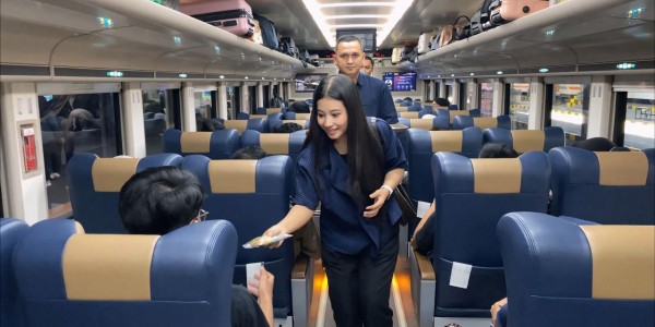 Palm Park Hotel Surabaya Bagikan Ratusan Bingkisan untuk Pemudik di Stasiun Gubeng