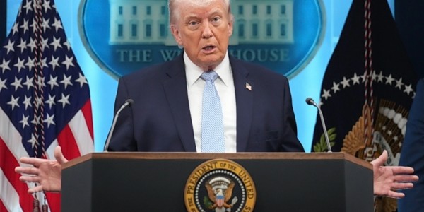 Trump Ancam Penjarakan Jurnalis yang Bocorkan Informasi Misi Penyelamatan Pilot