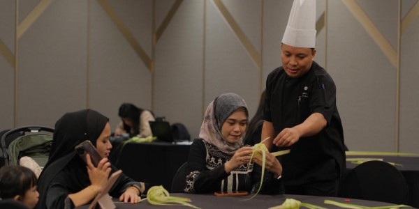 Sheraton Surabaya Hadirkan Kreasi Ketupat, Angkat Tradisi dalam Momen Halal Bihalal