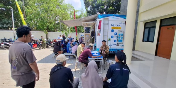 Rela Antre Sejak Pagi, Warga Kota Depok Serbu Layanan Pajak Keliling