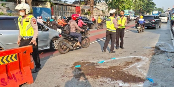 Ngebut di Jalur Busway, Pemotor di Daan Mogot Tewas Terlindas Bus
