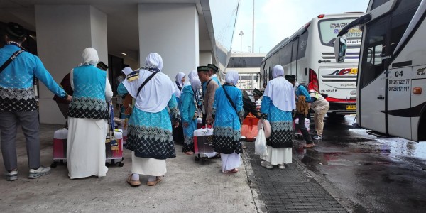 Embarkasi Kloter Pertama Calon Jamaah Haji Terbang dari Bandara Juanda