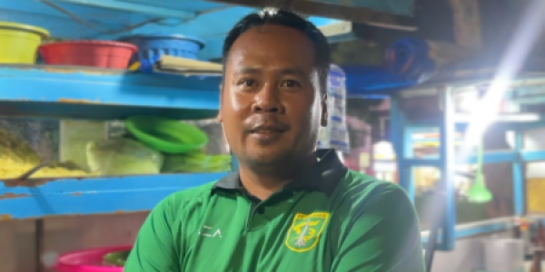 AZA Bagikan Polo Persebaya untuk Pedagang Nasi Goreng Manukan, Perkuat Semangat “Persebaya untuk Semua”