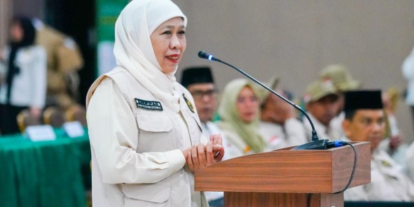 Gubernur Khofifah Lepas Kloter Pertama Jemaah Haji Embarkasi Surabaya 2026, Pesankan Jaga Kesehatan di Tengah Cuaca Ekstrem