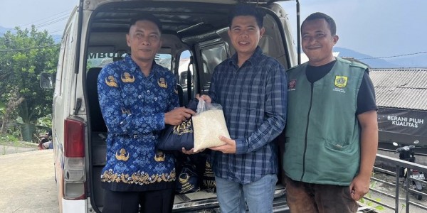 M. Rizky Salurkan Bantuan untuk Korban Longsor dan Banjir Bandang di Pamijahan