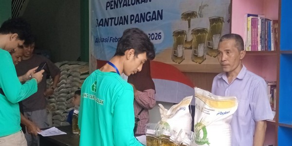 Distribusi Pangan di Cisalak Lancar, Warga Dilayani dari Pagi hingga Malam