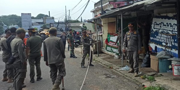 Satpol PP Depok Tertibkan Akses UI, Belasan Lapak dan Bangunan Liar Dibongkar